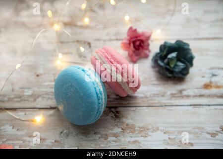 savon fait à la main sous forme de couches de gâteau sur un fond en bois. faible profondeur de champ dans la photo. Banque D'Images