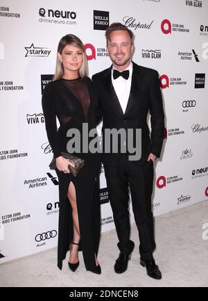 Aaron Paul et Lauren Parsekian arrivent à la 23e édition annuelle de la Elton John AIDS Foundation Oscar Viewing Party qui s'est tenue à West Hollywood, CA, le 22 février 2015. Photo par ABACAPRESS.COM Banque D'Images