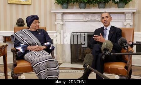 Le président Ellen Johnson Sirleaf du Libéria et le président américain Barack Obama font une déclaration avant de tenir une réunion avec le président américain Barack Obama à la Maison Blanche à Washington, DC, USA, le 27 février 2015. Photo de Chris Kleponis/Pool/ABACAPRESS.COM Banque D'Images
