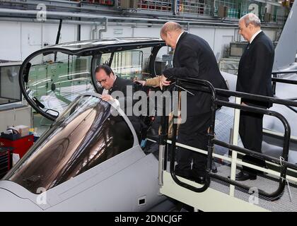 Le président français François Hollande et le ministre de la Défense Jean-Yves le Drian, le PDG de Dassault Aviation Eric Trappier, Serge Dassault, Président-directeur général du Groupe Dassault et son fils MP Olivier Dassault lors d'une visite à la chaîne de montage du chasseur à réaction militaire « Rafale » dans l'usine du constructeur français Dassault Aviation à Mérignac, près de Bordeaux, dans le sud-ouest de la France, le 4 mars 2015. Photo de Patrick Bernard/ABACAPRESS.COM Banque D'Images