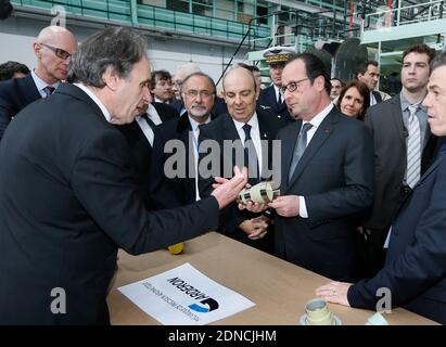 Le président français François Hollande et le ministre de la Défense Jean-Yves le Drian, le PDG de Dassault Aviation Eric Trappier, Serge Dassault, Président-directeur général du Groupe Dassault et son fils MP Olivier Dassault lors d'une visite à la chaîne de montage du chasseur à réaction militaire « Rafale » dans l'usine du constructeur français Dassault Aviation à Mérignac, près de Bordeaux, dans le sud-ouest de la France, le 4 mars 2015. Photo de Patrick Bernard/ABACAPRESS.COM Banque D'Images