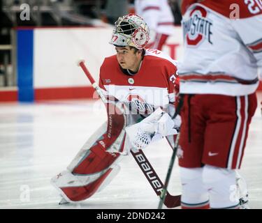 Columbus, Ohio, États-Unis. 17 décembre 2020. Ohio State Buckeyes Goaltender Tommy Nappier (37) avant de faire face à l'État d'Arizona dans leur jeu à Columbus, Ohio. Brent Clark/CSM/Alamy Live News Banque D'Images