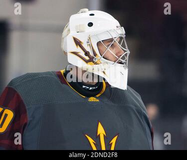 Columbus, Ohio, États-Unis. 17 décembre 2020. Arizona State Sun Devils goaltender Evan Debrouwer (30) contre l'État de l'Ohio dans leur jeu à Columbus, Ohio. Brent Clark/CSM/Alamy Live News Banque D'Images