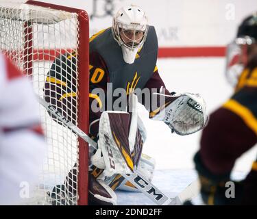 Columbus, Ohio, États-Unis. 17 décembre 2020. Arizona State Sun Devils goaltender Evan Debrouwer (30) contre l'État de l'Ohio dans leur jeu à Columbus, Ohio. Brent Clark/CSM/Alamy Live News Banque D'Images