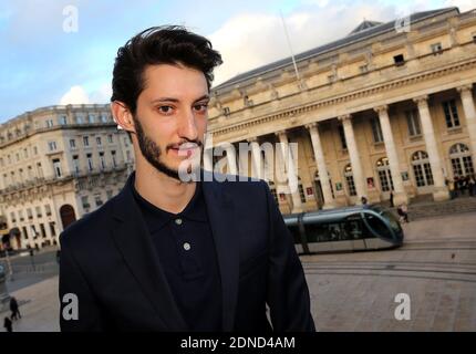 L'acteur Pierre Niney pose à un photocall à Bordeaux, en France, le 13 mars 2015. Niney, qui tenait une conférence de presse pour son dernier film un Homme Ideal, a annoncé qu'il a défait la Comédie française il y a deux mois. Photo de Patrick Bernard - Quentin Salinier/ABACAPRESS.COM Banque D'Images