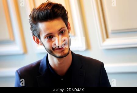 L'acteur Pierre Niney pose à un photocall à Bordeaux, en France, le 13 mars 2015. Niney, qui tenait une conférence de presse pour son dernier film un Homme Ideal, a annoncé qu'il a défait la Comédie française il y a deux mois. Photo de Patrick Bernard - Quentin Salinier/ABACAPRESS.COM Banque D'Images