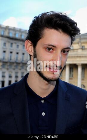 L'acteur Pierre Niney pose à un photocall à Bordeaux, en France, le 13 mars 2015. Niney, qui tenait une conférence de presse pour son dernier film un Homme Ideal, a annoncé qu'il a défait la Comédie française il y a deux mois. Photo de Patrick Bernard - Quentin Salinier/ABACAPRESS.COM Banque D'Images