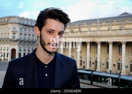 L'acteur Pierre Niney pose à un photocall à Bordeaux, en France, le 13 mars 2015. Niney, qui tenait une conférence de presse pour son dernier film un Homme Ideal, a annoncé qu'il a défait la Comédie française il y a deux mois. Photo de Patrick Bernard - Quentin Salinier/ABACAPRESS.COM Banque D'Images