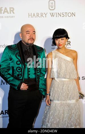 Le lyricien Wyman Wong (L) et l'actrice Hilary Tsui (R) arrivent sur le tapis rouge lors du gala de 2015 de l'amfAR Hong Kong aux studios Shaw le 14 mars 2015 à Hong Kong. Photo de Lucas Schifres/ABACAPRESS.COM Banque D'Images