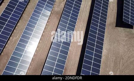 Panneaux d'énergie solaire dans le désert. Vue aérienne au-dessus des modules photovoltaïques dans une usine d'énergie solaire de fond de ferme Banque D'Images