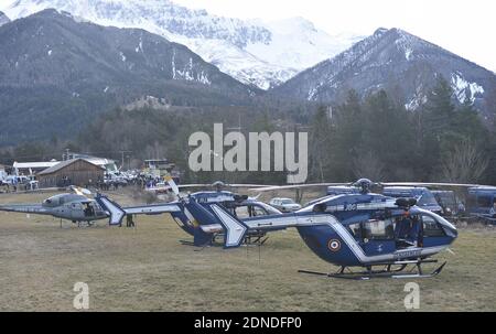 Les sauveteurs recherchent des débris et des restes humains sur le site de l'accident du vol 4U 9525 de Germanwings, près de Seyne-les-Alpes, dans le sud-est de la France, le 26 mars 2015. L'Airbus A320 de Germanwings s'est écrasé dans les Alpes françaises le 24 mars 2015, transportant environ 150 passagers et membres d'équipage à bord. Photo de Francis Pellier/DICOM/ABACAPRESS.COM Banque D'Images