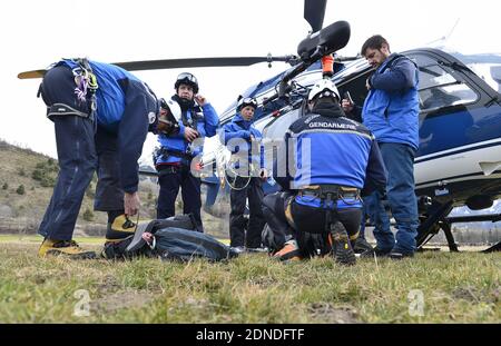 Les sauveteurs recherchent des débris et des restes humains sur le site de l'accident du vol 4U 9525 de Germanwings, près de Seyne-les-Alpes, dans le sud-est de la France, le 26 mars 2015. L'Airbus A320 de Germanwings s'est écrasé dans les Alpes françaises le 24 mars 2015, transportant environ 150 passagers et membres d'équipage à bord. Photo de Francis Pellier/DICOM/ABACAPRESS.COM Banque D'Images