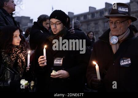 Des gens éclairent des bougies près de placards lisant « Je suis Charlie » lors d'un rassemblement sur la place de la République à Paris, le 7 janvier 2015, à la suite d'une attaque par des hommes armés inconnus sur les bureaux de l'hebdomadaire satirique Charlie Hebdo. La direction musulmane française a condamné avec force la fusillade de l'hebdomadaire satirique de Paris qui a fait au moins 12 morts comme une attaque « barbare » et une atteinte à la liberté de la presse et à la démocratie. Photo de Stephane Lemouton/ABACAPRESS.COM Banque D'Images