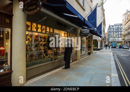 Un monsieur regarde la boutique de fenêtres de Bates Hats dans Jermyn Street.les magasins non essentiels sont toujours autorisés à rester ouverts dans les zones de niveau 3. De nombreux détaillants seront toujours ouverts pour tous les besoins de magasinage de Noël. Banque D'Images