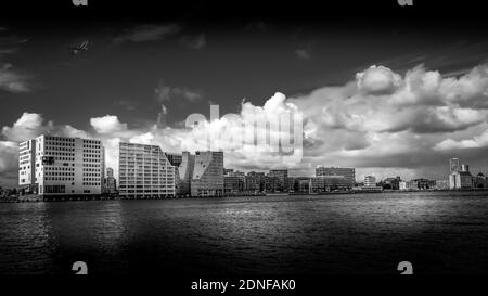 Photo en noir et blanc du Palais de Justice vue le long du port nommé Het IJ à Amsterdam, aux pays-Bas Banque D'Images