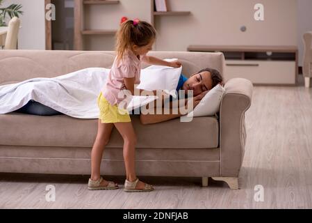 Jeune homme avec sa petite fille à la maison Banque D'Images