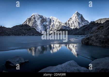 Pics de montagne reflétés dans le lac Glacier Banque D'Images