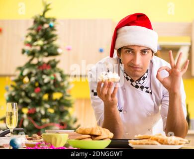 Le jeune chef mari travaillant en cuisine à la veille de Noël Banque D'Images