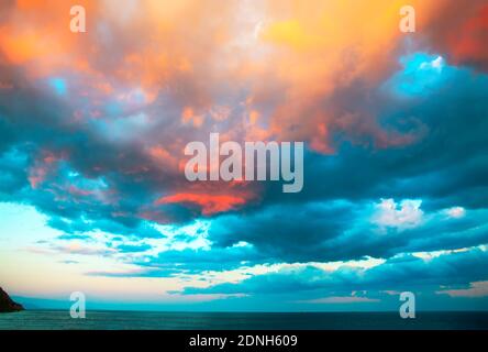 Des nuages spectaculaires sur la mer. Paysage marin impressionnant . Paysage marin au crépuscule Banque D'Images