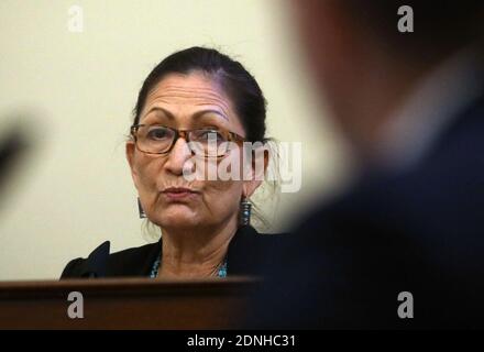Photo du dossier datée du 28 juillet 2020, Deb Haaland (D-NM), représentant des États-Unis, assiste à une audience du Comité des ressources naturelles de la Chambre à Capitol Hill, à Washington, DC, États-Unis. Joe Biden a choisi le législateur américain Deb Haaland comme secrétaire à l'intérieur. Haaland, membre progressiste du Congrès démocrate du Nouveau-Mexique depuis 2019, serait le premier secrétaire de cabinet des Amérindiens et l'un des premiers amérindiens à occuper un poste dans un cabinet américain. Photo de Leah Milis/Pool/ABACAPRESS.COM Banque D'Images