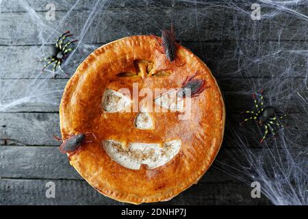 Délicieux tarte maison pour halloween sur table en bois noir avec toile d'araignée et cafards Banque D'Images