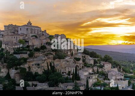 Goult en Provence, beau village perché sur la montagne, lever du soleil Banque D'Images