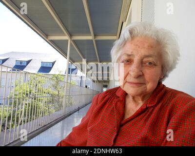 Portrait de vieille dame dans une maison de soins infirmiers. Banque D'Images