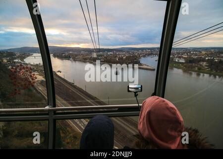 Deux enfants regardant la vue incroyable sur le Rhin avec le bâton de selfie sur le téléphérique Banque D'Images