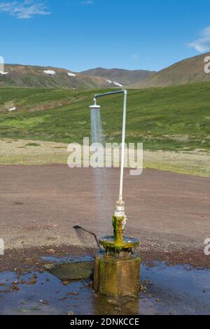 Douche avec eau chaude au volcan central Krafla près de Myvatn, Islande Banque D'Images