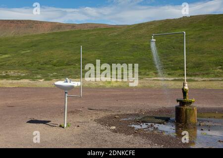 Douche et lavabo avec eau chaude au volcan central Krafla près de Myvatn, Islande Banque D'Images