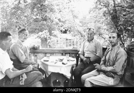 Des officiers allemands à la table de Crimée dans les années 1940. Soldats allemands pendant la Seconde Guerre mondiale Banque D'Images
