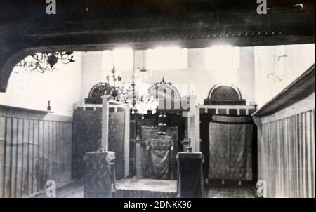 L'intérieur de Kenassa - un temple des Karaites dans la ville grotte de Chufut-Kale à Bakhchisarai en Crimée. Photo des années 1940. Banque D'Images