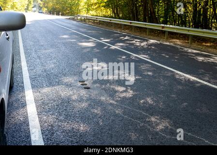 Trous dans la chaussée asphaltée, échantillon cylindrique percé pour les essais en laboratoire. Banque D'Images