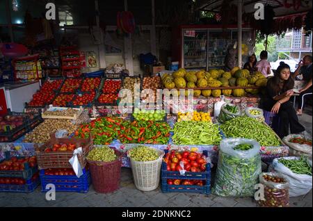 Karahayit, Pamukkale / Denizli, Turquie - septembre 2018: Stand de marché de rue avec légumes frais et fruits. Jeune fille vendant des légumes locaux Banque D'Images