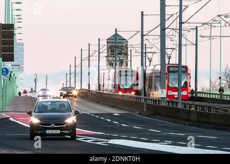 Trafic sur le pont Deutzer, en arrière-plan la tour de l'église Saint-Heribert Banque D'Images