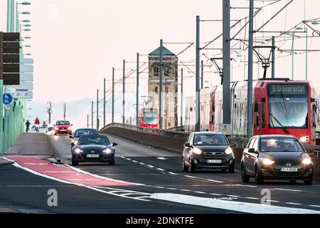 Trafic sur le pont Deutzer, en arrière-plan la tour de l'église Saint-Heribert Banque D'Images