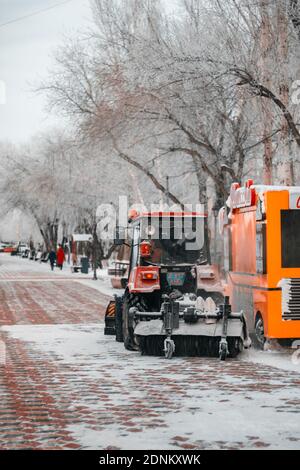 le véhicule à neige élimine la neige sur la route de la ville Banque D'Images