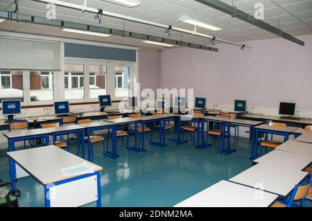 Classe avec des ordinateurs dans une école secondaire française Banque D'Images