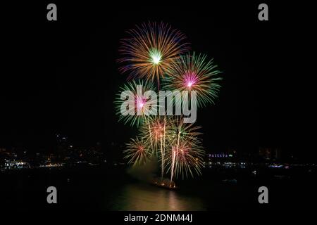 Feu d'artifice coloré sur la plage de Pattaya pendant le Festival International, célébration du nouvel an Banque D'Images