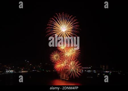 Feu d'artifice coloré sur la plage de Pattaya pendant le Festival International, célébration du nouvel an Banque D'Images