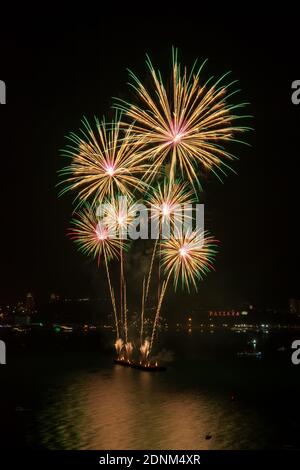 Feu d'artifice coloré sur la plage de Pattaya pendant le Festival International, célébration du nouvel an Banque D'Images