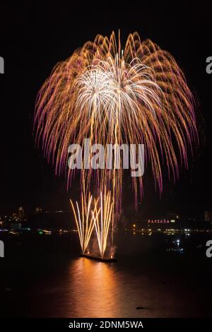 Feu d'artifice coloré sur la plage de Pattaya pendant le Festival International, célébration du nouvel an Banque D'Images