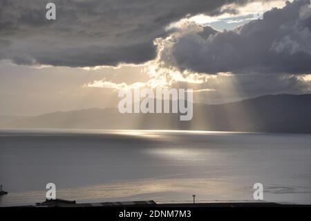 Rayons du soleil passant par les nuages sur la mer.spectaculaire paysage de nuages au-dessus de la mer.coucher de soleil spectaculaire au-dessus de la mer. Des rayons du soleil traversent les nuages. Banque D'Images