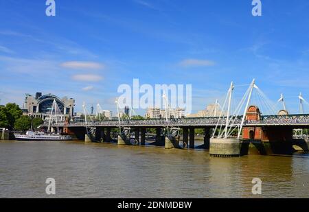 LONDRES, ROYAUME-UNI - 29 août 2015 : Western Golden Jubilee Bridge on the River Thames, à Londres, Royaume-Uni, un d'une paire de bridgés piétons Banque D'Images