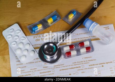 Avis d'arrêt de travail médical, stéthoscope noir et paquets de pilules Banque D'Images