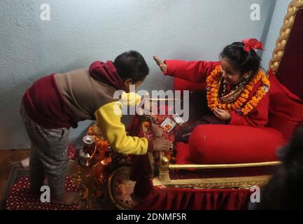 Katmandou, Bagmati, Népal. 18 décembre 2020. Le nouveau Dieu vivant Ganesh, Rodin Shakya (R) donne des bénédictions à un petit dévot pendant la cérémonie religieuse dans la sélection du Dieu vivant Ganesh pour le festival Indrajatra à Katmandou, Népal le 18 décembre 2020.le garçon continue comme Dieu vivant jusqu'à ce qu'il soit trop grand pour tenir dans le char, Après quoi il prend sa retraite et le nouveau dieu est intronisé et les ornements sont passés au nouveau Dieu vivant. Ganesh est adoré comme dieu de la fortune par les Hindous. Crédit : Sunil Sharma/ZUMA Wire/Alay Live News Banque D'Images