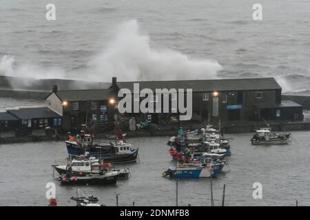 Lyme Regis, Dorset, Royaume-Uni. 18 décembre 2020. Météo Royaume-Uni. Grandes vagues de tempête crash contre le mur historique du port de Cobb à Lyme Regis dans Dorset à marée haute un matin de forts vents de rafales et de la pluie. Crédit photo : Graham Hunt/Alamy Live News Banque D'Images