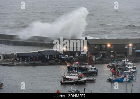 Lyme Regis, Dorset, Royaume-Uni. 18 décembre 2020. Météo Royaume-Uni. Grandes vagues de tempête crash contre le mur historique du port de Cobb à Lyme Regis dans Dorset à marée haute un matin de forts vents de rafales et de la pluie. Crédit photo : Graham Hunt/Alamy Live News Banque D'Images