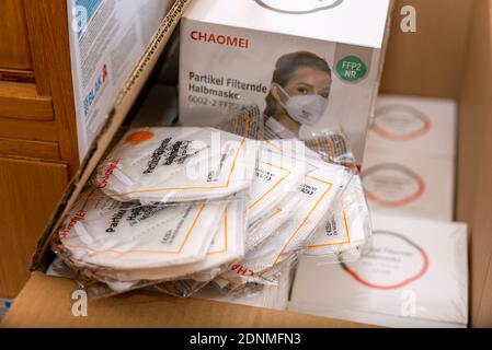 Magdebourg, Allemagne. 15 décembre 2020. Les masques FFP2 sont dans une boîte. Plus de 60 ans et ceux qui ont certaines conditions pré-existantes peuvent ramasser trois masques FFP2 gratuits à leur pharmacie régulière jusqu'en janvier 6. Credit: Stephan Schulz/dpa-Zentralbild/ZB/dpa/Alay Live News Banque D'Images