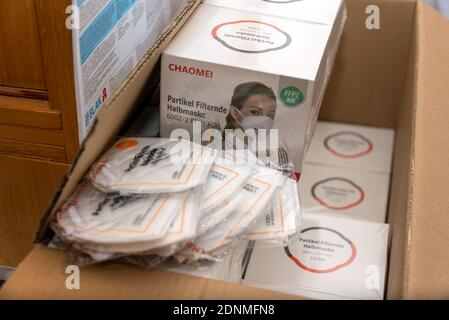 Magdebourg, Allemagne. 15 décembre 2020. Les masques FFP2 sont dans une boîte. Plus de 60 ans et ceux qui ont certaines conditions pré-existantes peuvent ramasser trois masques FFP2 gratuits à leur pharmacie régulière jusqu'en janvier 6. Credit: Stephan Schulz/dpa-Zentralbild/ZB/dpa/Alay Live News Banque D'Images